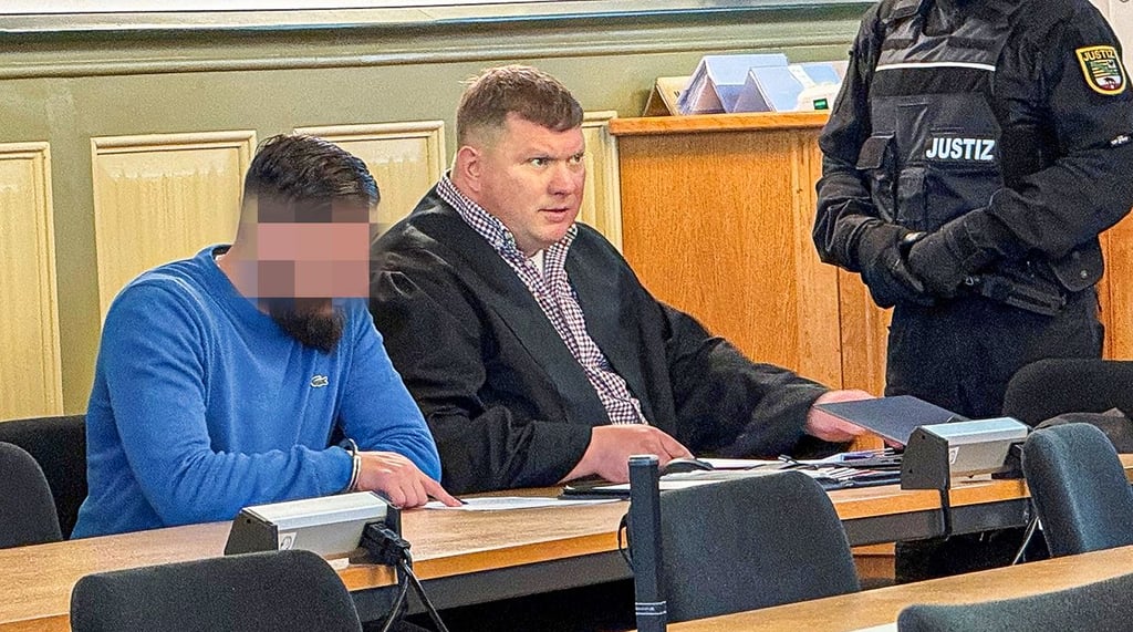 Ein 31-Jähriger, hier beim Prozessauftakt mit seinem Verteidiger, steht wegen versuchten Totschlags in Stendal vor Gericht.