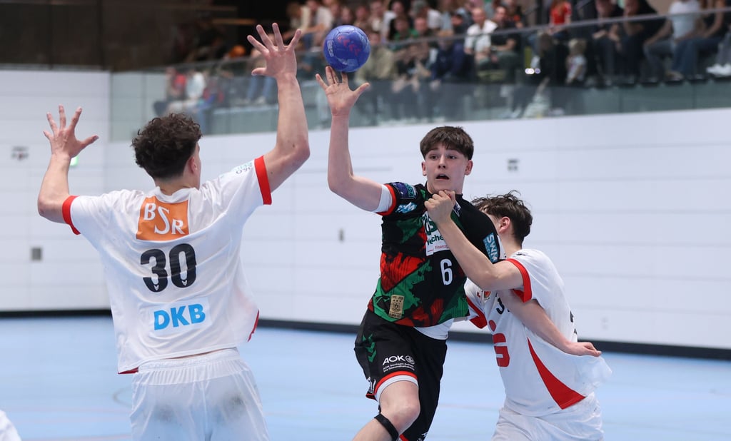Verliert auch Bedrängnis nicht die Übersicht: Mats Brigzinsky (am Ball).