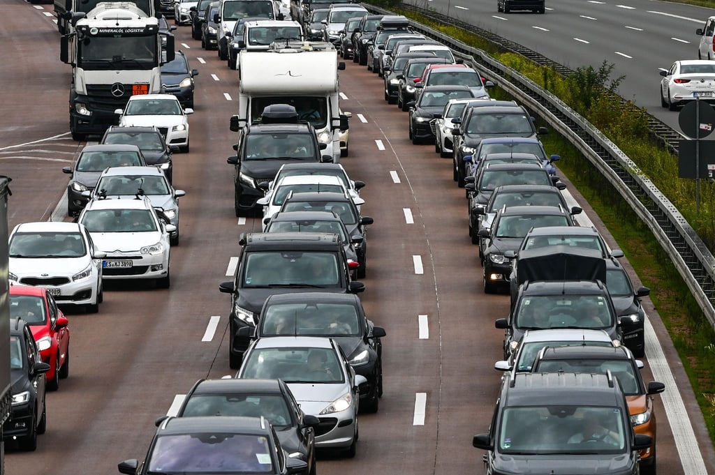 Autofahrer müssen vor Himmelfahrt mit dichtem Verkehr auf den Autobahnen und erhöhtem Staurisiko in Baustellenbereichen rechnen. (Symbolbild)
