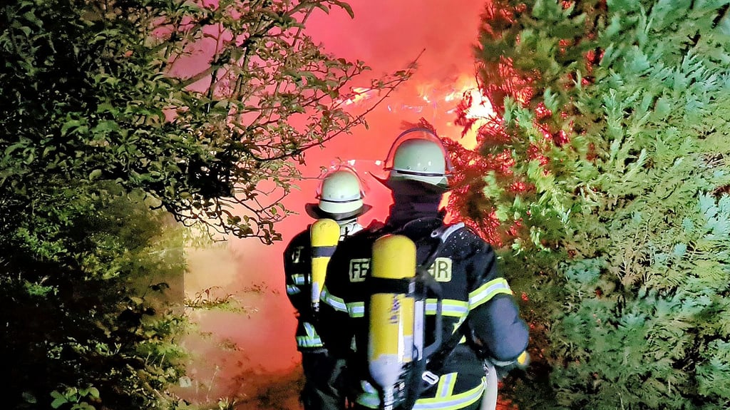 Ein Brand hat eine Laube in der Osterburger Kleingartenanlage „Aufbau“ zerstört. Das Foto zeigt Einsatzkräfte der Feuerwehr beim Löscheinsatz.
