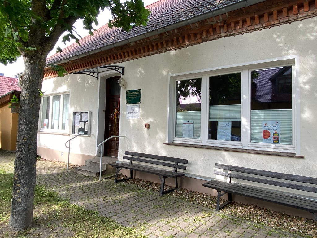 Das Bürgerhaus in Calenberge. Nachdem bereits am Eingang ein Vordach angebracht wurde, soll nun auch der Versammlungsraum eine Neuerung erhalten.