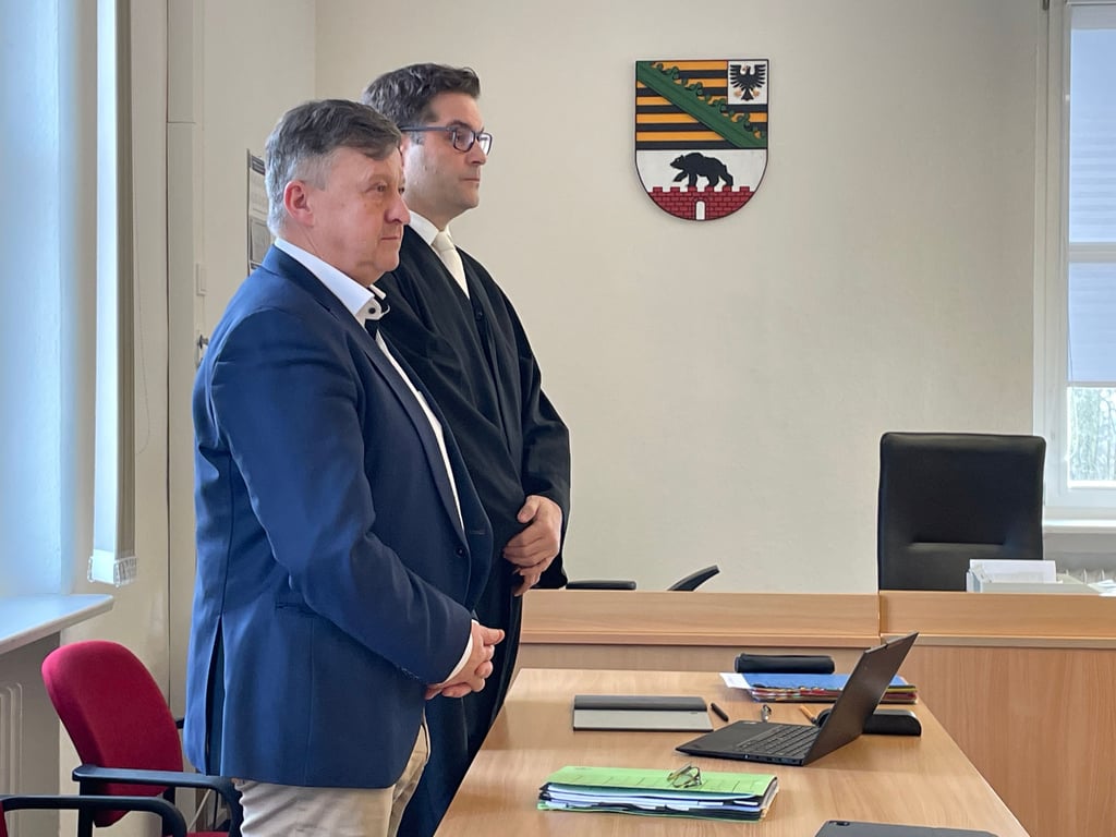 Detlef Gürth (CDU) bei der Verhandlung im Amtsgericht Aschersleben im März mit seinem Verteidiger Philipp Gehrmann