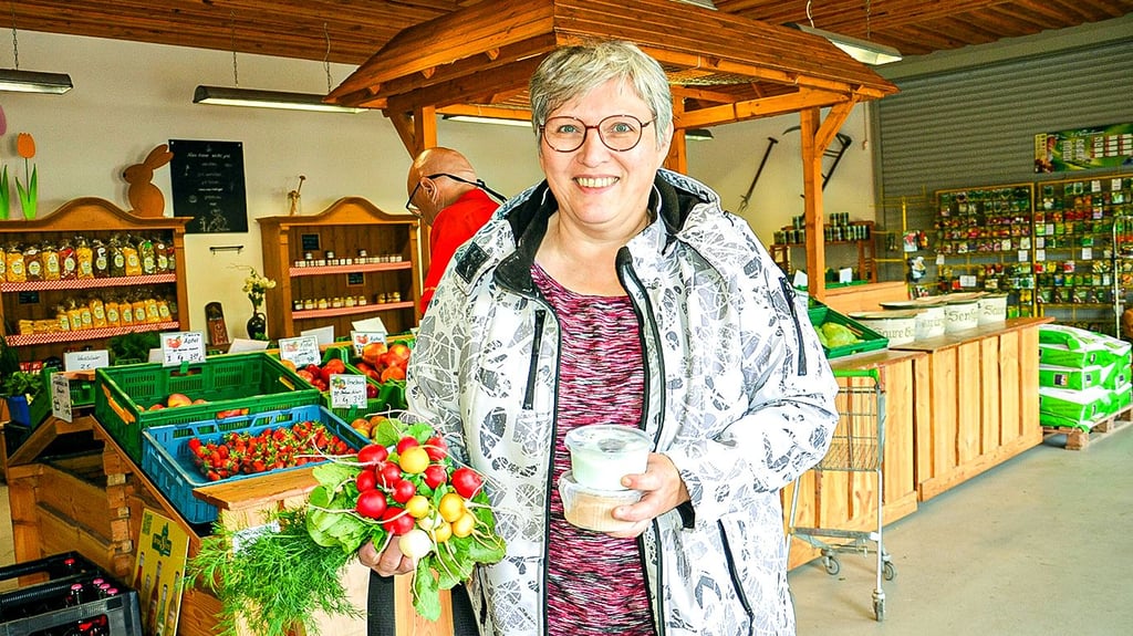 Neben frischem Gemüse und Obst auch mal eben Eis als kühles Dessert kaufen? In diesem Zerbster Hofladen direkt an der B184 ist das ab sofort möglich.