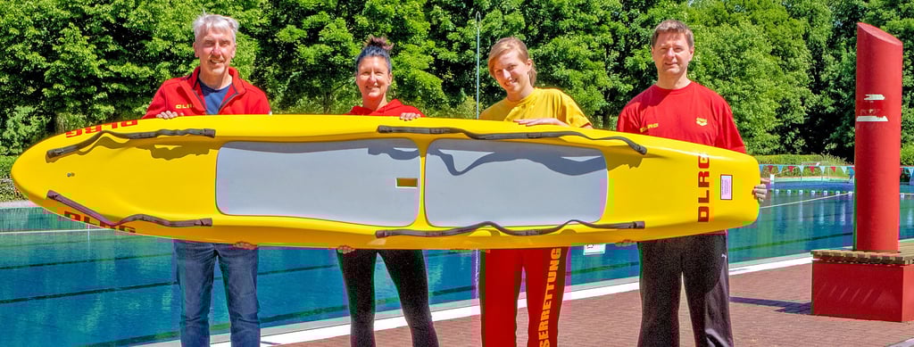 Präsentieren das neue DLRG-Rettungsboard: Rico Fiedler, Peggy Schuster, Lina Weißflog und Mike Valtix (v.l.)
