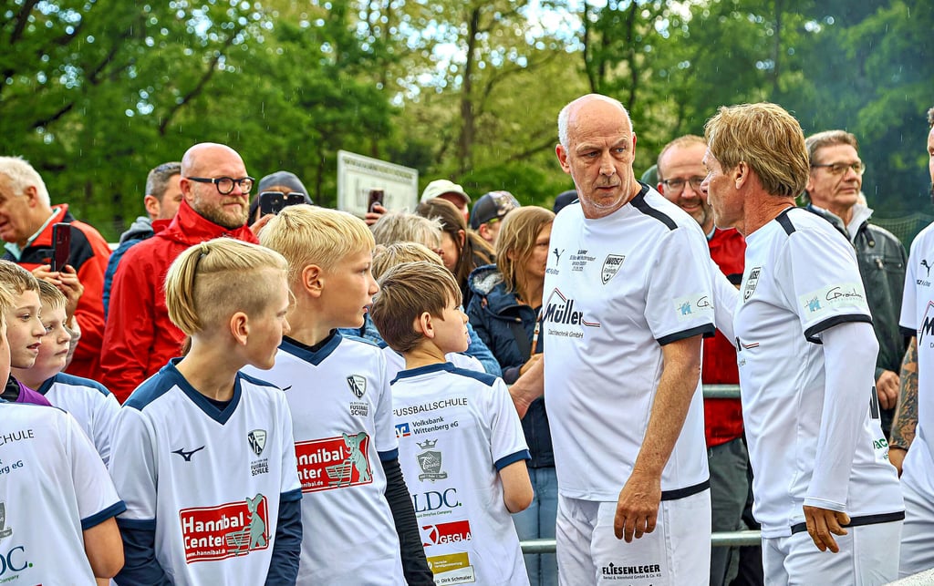 Mario Basler und Dariusz Wosz und die Einlaufkinder sind bereit für das Event in Nudersdorf.