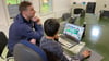 Der Lehramtsstudent Jan Naveau organisiert die Medienwerkstatt im Kinder- und Jugendhaus Knast des Magdemint-Projekts. 