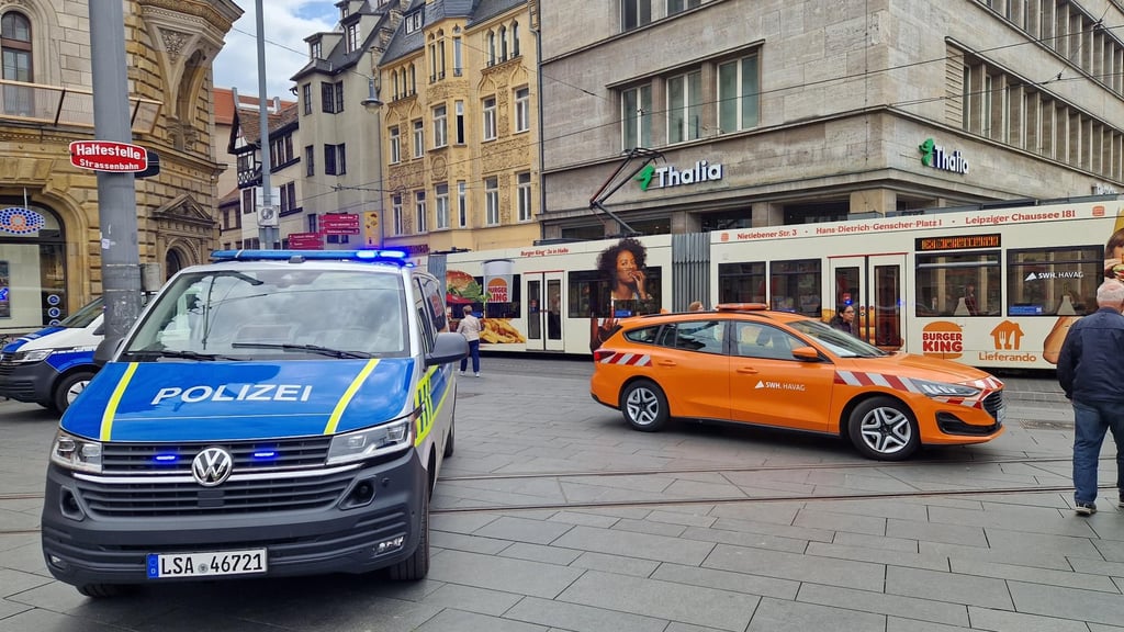 Durch einen schweren Unfall war der Straßenbahnverkehr in Halle eine Stunde lang gestört.