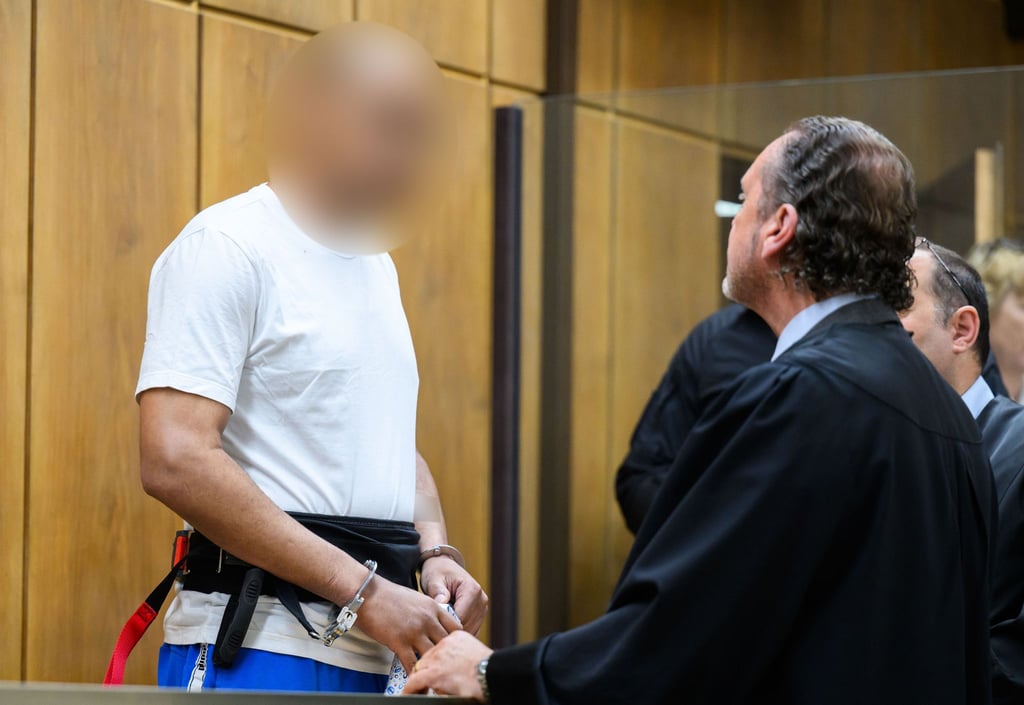 Der Angeklagte wurde mit Hand- und Fußfesseln in den Gerichtssaal gebracht.