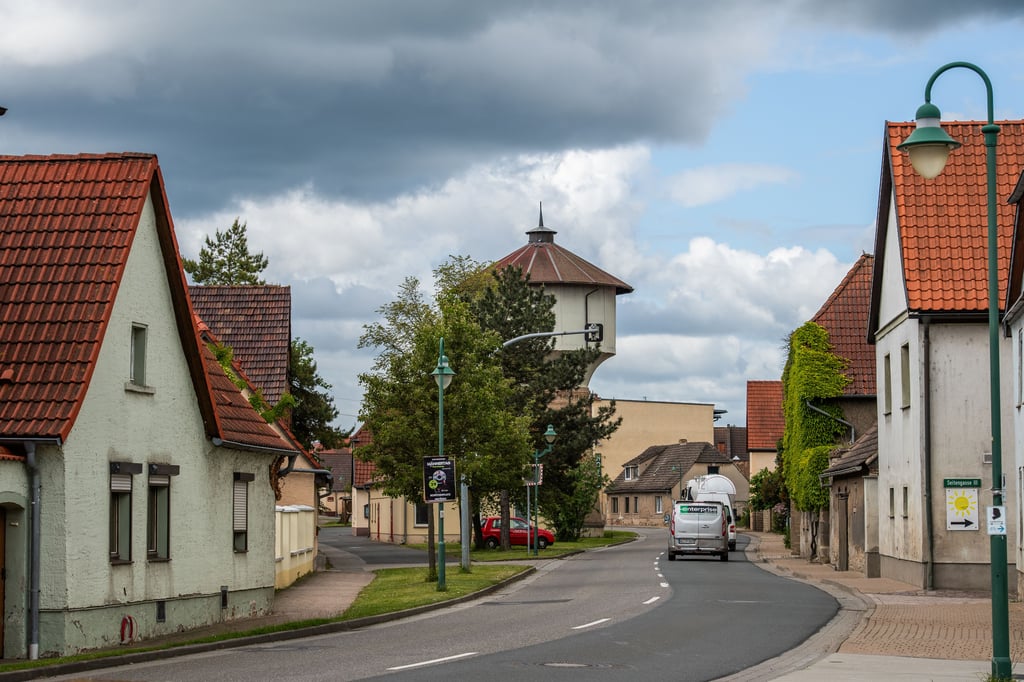 Die vielbefahrene Bundesstraße 180 führt durch Gleina.