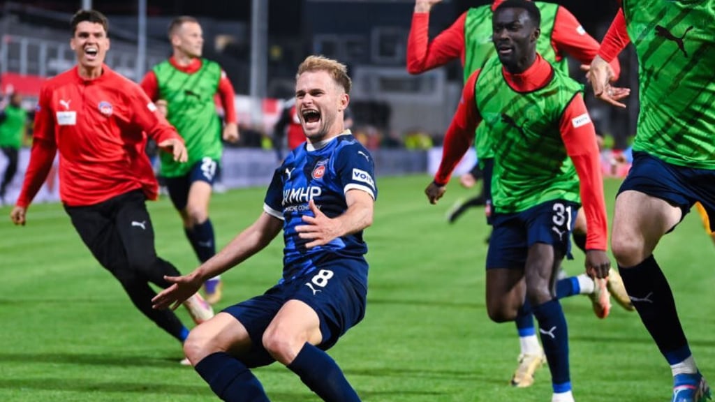 Leo Scienza bejubelt seinen Last-Minute-Treffer für seinen 1. FC Heidenheim beim Relegationsspiel gegen SV Elversberg.