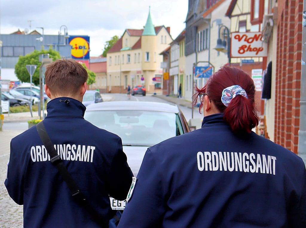 Robin Janot und Dominique Gruss vom Ordnungsamt in der Oebisfelder Straße in Klötze. Hier darf nur be- und entladen, aber nicht geparkt werden. Ansonsten gibt’s ein Knöllchen.