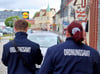 Robin Janot und Dominique Gruss vom Ordnungsamt in der Oebisfelder Straße in Klötze. Hier darf nur be- und entladen, aber nicht geparkt werden. Ansonsten gibt’s ein Knöllchen. 