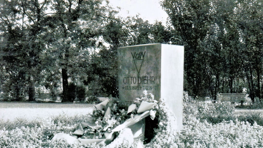 Der Gedenkstein für Otto Diehr stand bis 1965 in der Grünanlage vor dem Zeitzer Bahnhof. Bedingt durch den Bau des Busbahnhofes wurde er in die damalige Dimitroffstraße (heute Donaliesstraße) umgesetzt.