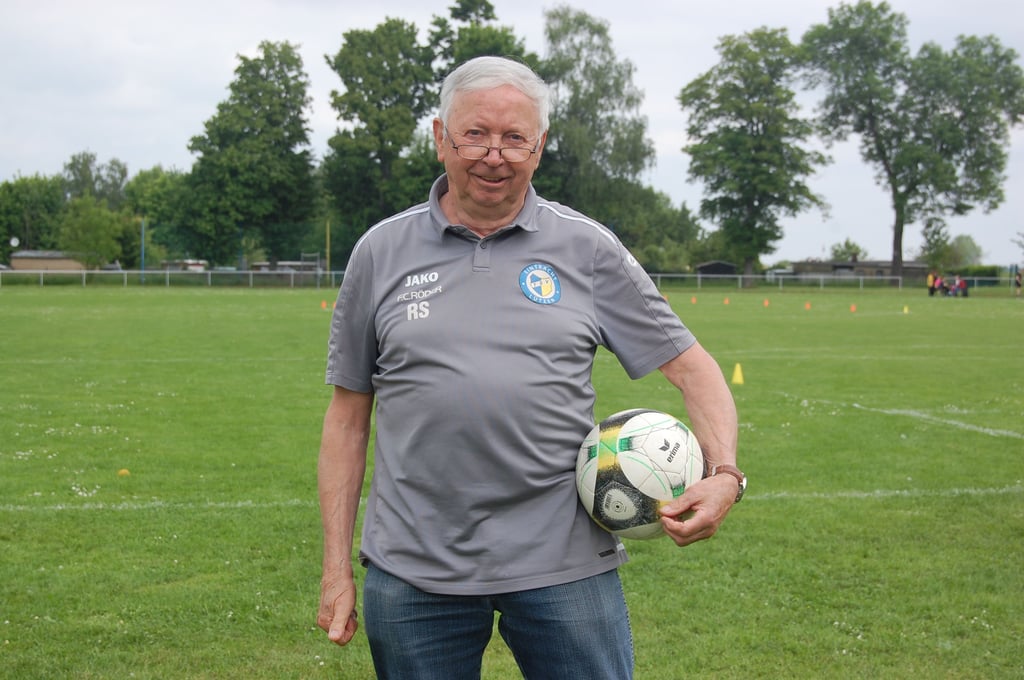 Rainer Stark, langjähriger Leiter der Abteilung Fußball beim TSV Eintracht Lützen, wird bald 75 und will in Zukunft kürzer treten.