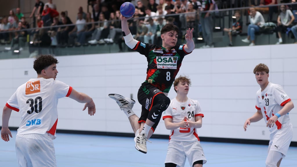 Im Viertelfinale schalteten Tim Bennet Thielicke (am Ball) und der SCM den Titelverteidiger Füchse Berlin aus.
