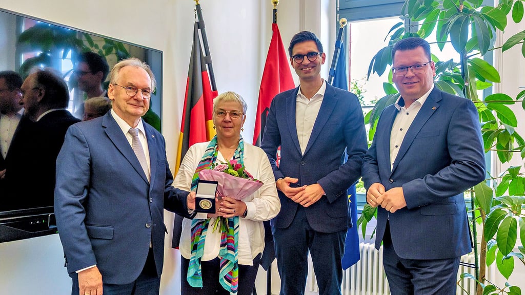Würdigen am Montag im Landratsamt die Arbeit von Elke Witt: Reiner Haseloff, Sepp Müller und Christian Tylsch (v.l.)