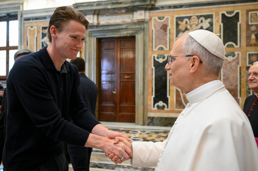 Papst Leo XIV. empfängt den neuen italienischen Meister SSC Neapel, hier den schottischen Mittelfeldspieler Scott McTominay.