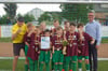 Die Mannschaft der Grundschule Langendorf ist Sieger des Energy-M-Cups der Stadtwerke Weißenfels. Deren Geschäftsführer Lars Meinhardt (r.) gratuliert.