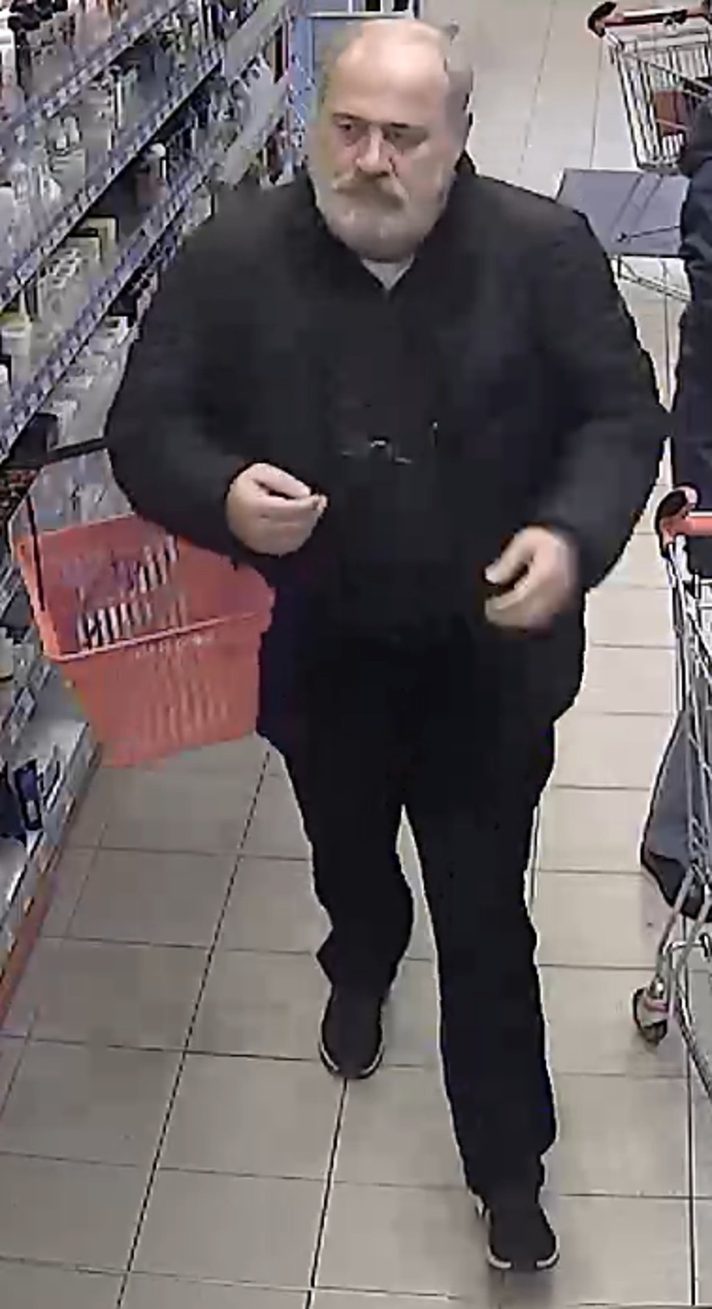 Auch dieser Mann soll an dem Diebstahl in Bitterfeld-Wolfen beteiligt gewesen sein.