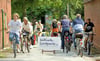 Radfahrer bei einer vergangenen  Kulturellen Landpartie. Radfahren ist auch dieses Jahr wieder zur Fortbewegung empfohlen. 