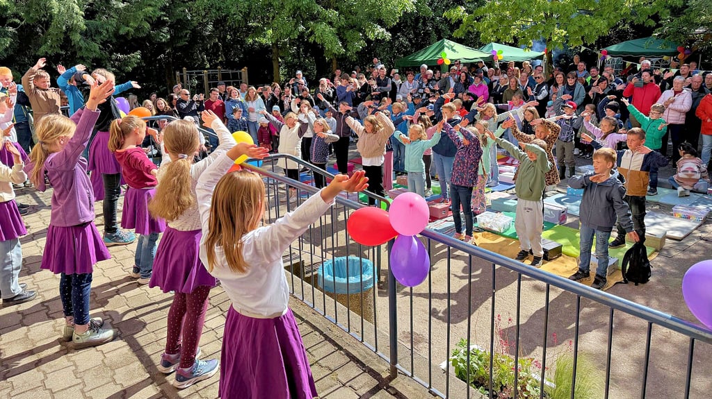 Die Grundschule „Am Schlosspark“ in Rösa ist jetzt Naturparkschule. Das wurde mit einem großen Fest gefeiert.