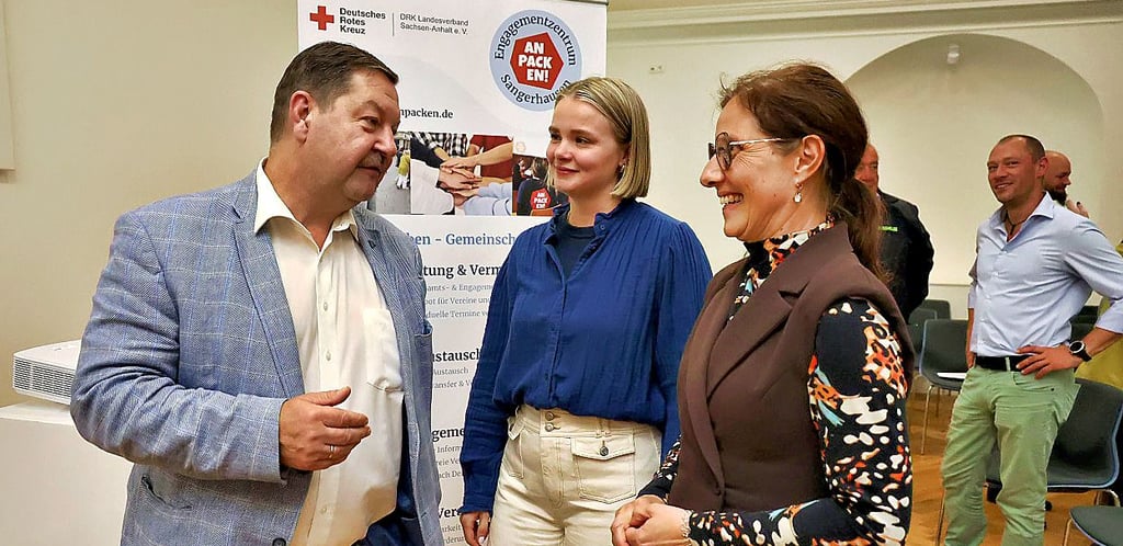 Oberbürgermeister Torsten Schweiger im Gespräch mit Projektkoordinatorin Cecilia Kampschulte und Katja Fischer (r.) vom DRK.