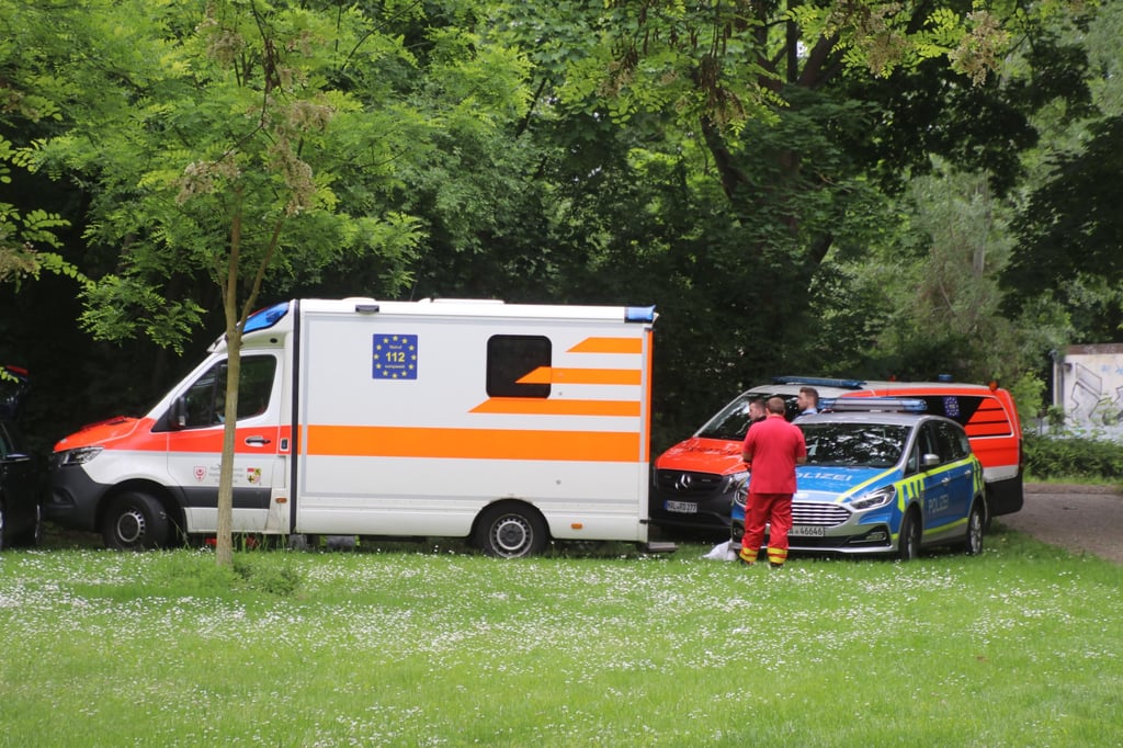 Einsatzkräfte sind nach einem Leichenfund in Halle vor Ort unterwegs.