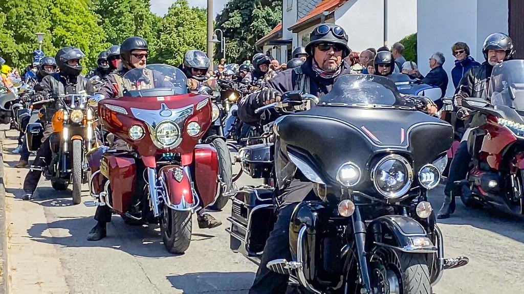 Mario Staats führt – als Präsident der Velsdorfer Freebiker – den Konvoi an. Zahlreiche Schaulustige beobachten den Start.