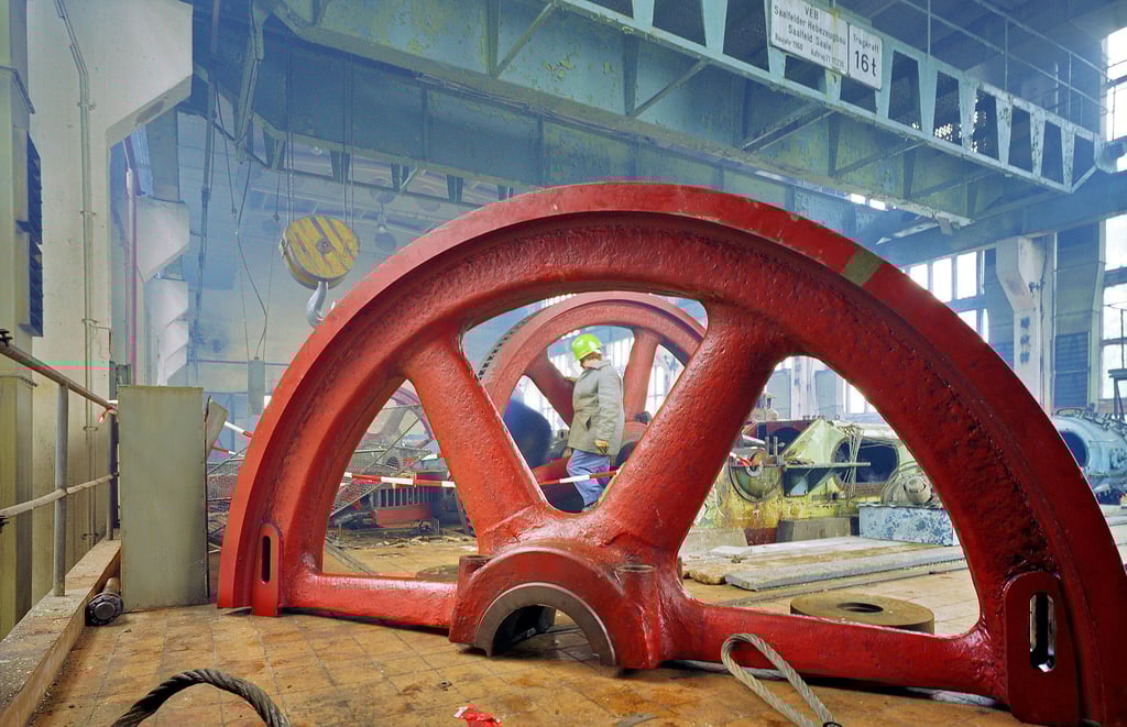 „Blick durch das Halbrad“, 1998: Fast skurril wirkt das halbe Schwungrad im Mineralölwerk Lützkendorf vor dem Zerschneiden.