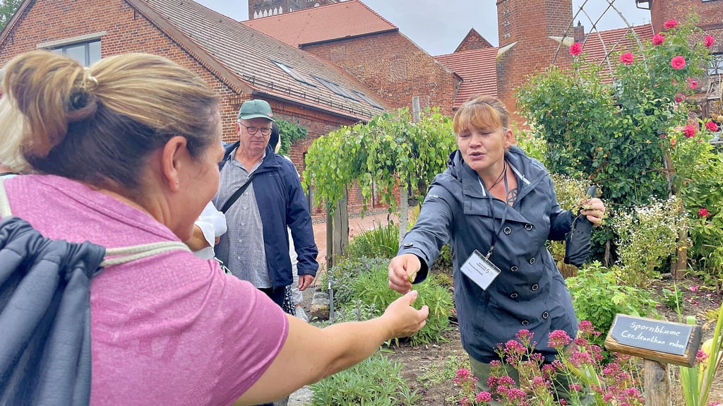Manuela Pelloth (r.) mit Besuchern im Jerichower Klostergarten.