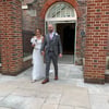 Beth und Luke Martin gehen als Ehepaar durch die Welt und ihren Heimatort Portsmouth. Doch nun ist die 28-jährige Mutter zweier Kinder in der Türkei gestorben.