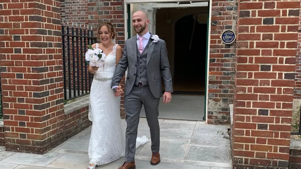 Beth und Luke Martin gehen als Ehepaar durch die Welt und ihren Heimatort Portsmouth. Doch nun ist die 28-jährige Mutter zweier Kinder in der Türkei gestorben.