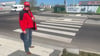 Gerhard Wolter vom ACE am Kreisverkehr Magdeburger und Welsleber Straße.