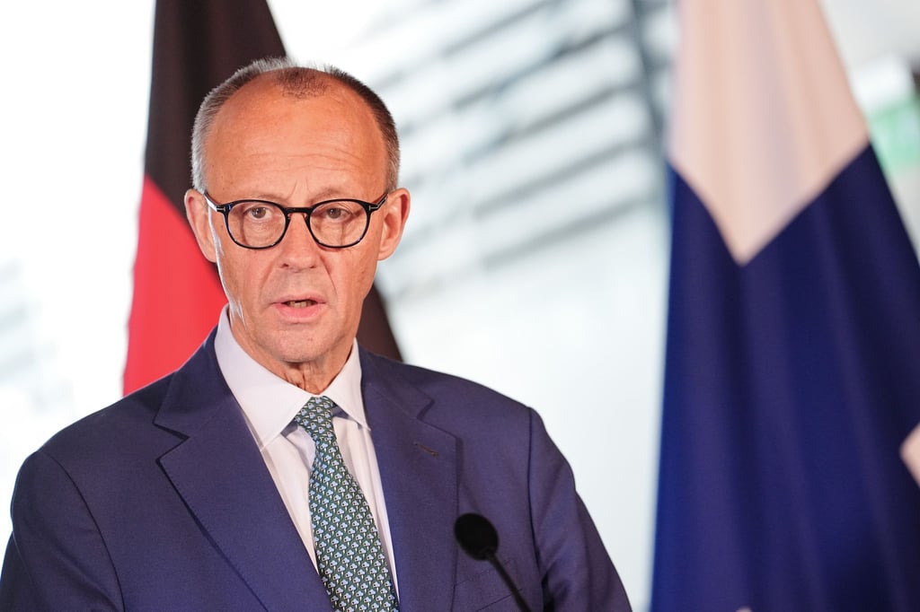 Bundeskanzler Friedrich Merz (CDU) sieht die Reichweitenfreigabe für deutsche Waffen in der Ukraine als nötig an.