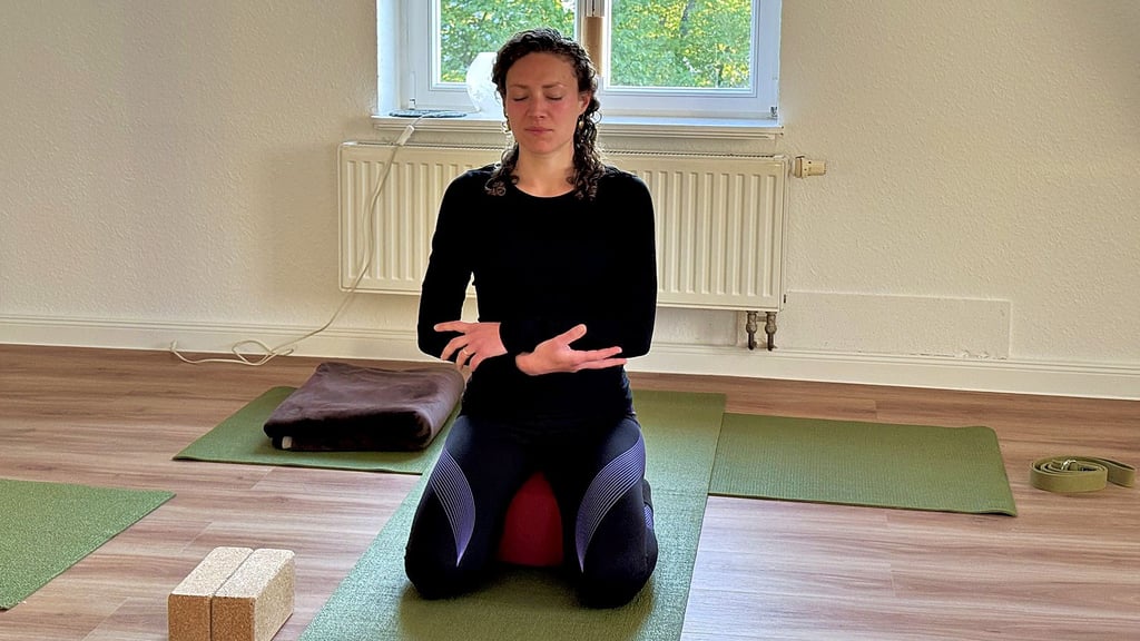 Mit ihrem Yoga schafft Lydia Hohlstein einen sicheren Raum für Menschen mit Trauma.