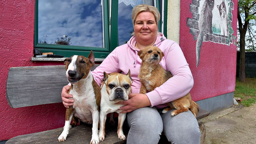 Tierheimleiterin Kathrin Behrends freut sich mit ihren drei eigenen Schützlingen auf die Gäste zum Tag der offenen Tür, der am 1. Juni stattfindet.