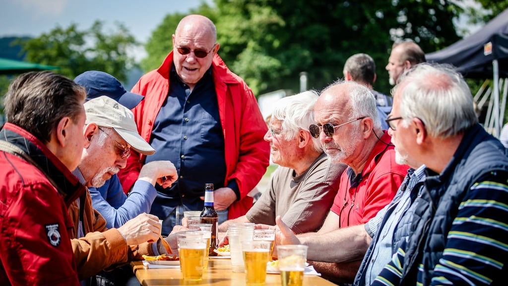 An Christi Himmelfahrt zieht es viele Menschen nach draußen. Meist ist das Wetter im Mai schon super für Tagesausflüge. Viele Männergruppen sind anlässlich des Feiertages, welcher auch als "Herrentag" oder "Vatertag" bezeichnet wird, gemeinsam unterwegs.