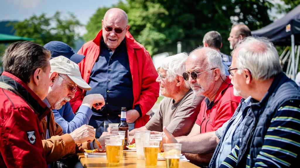 An Christi Himmelfahrt zieht es viele Menschen nach draußen. Meist ist das Wetter im Mai schon super für Tagesausflüge. Viele Männergruppen sind anlässlich des Feiertages, welcher auch als "Herrentag" oder "Vatertag" bezeichnet wird, gemeinsam unterwegs.