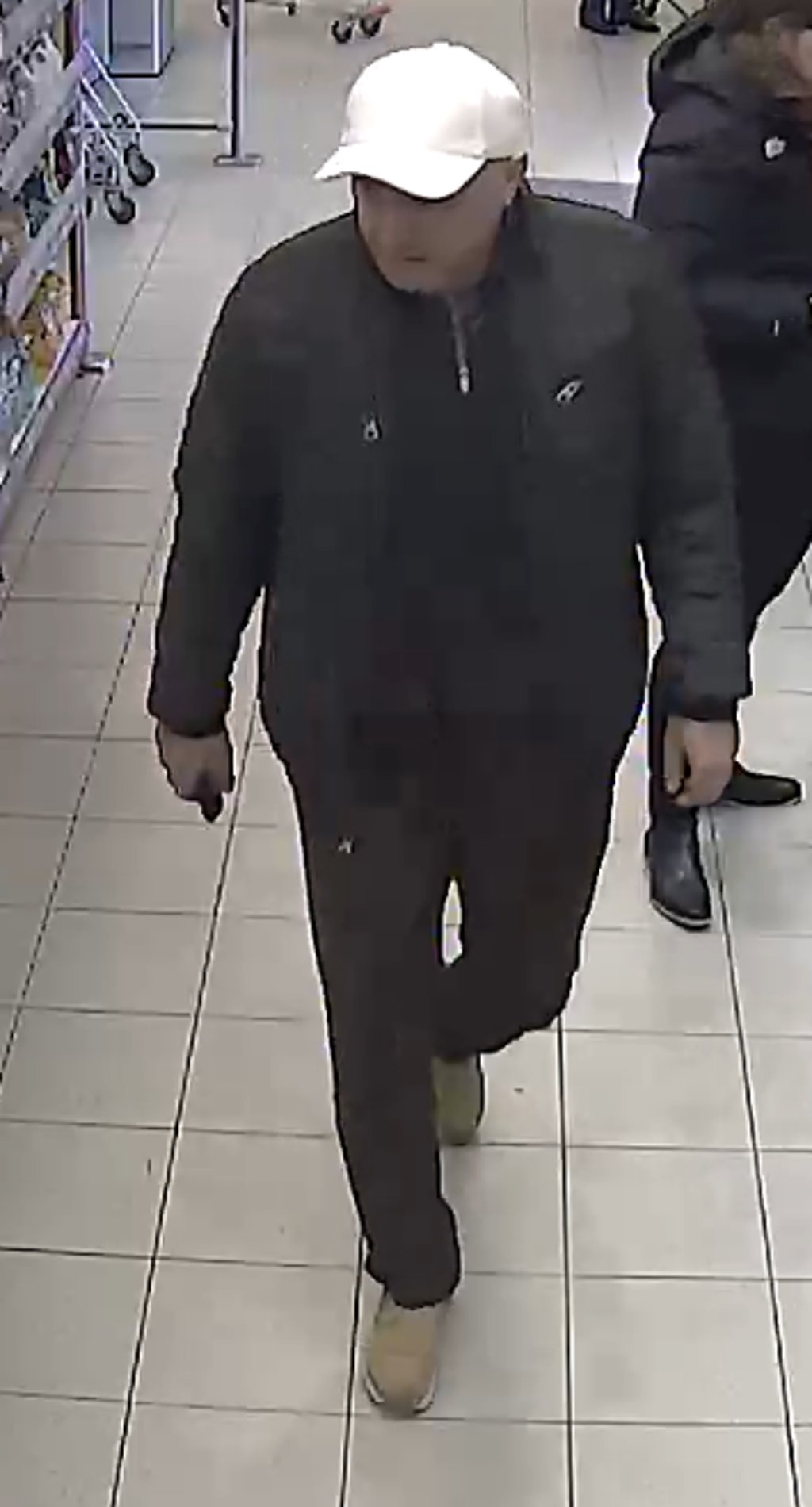 Diebstahl in Bitterfeld-Wolfen: Einer der Gesuchten trägt schwarze Kleidung und ein weißes Cap.