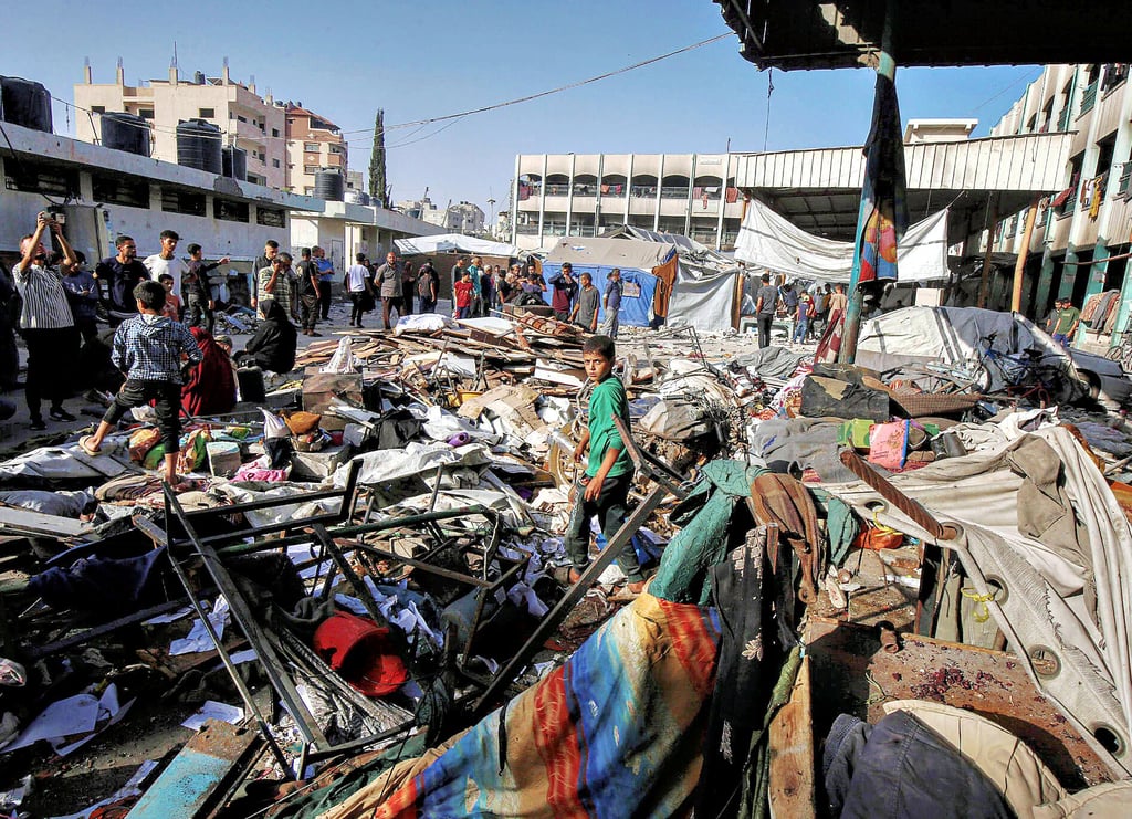 Trümmerfeld: Bei einem Angriff auf eine als Unterkunft genutzte Schule im Gazastreifen sind am Wochenende nach palästinensischen Angaben mindestens 30 Menschen ums Leben gekommen.