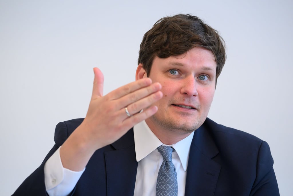 Sachsens Kultusminister Conrad Clemens hält an seinem Maßnahmenpaket zur Unterrichtsversorgung fest (Archivbild).