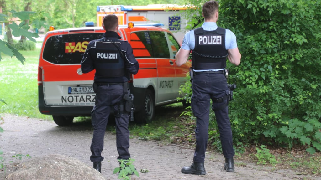 Eine Leiche ist in einem Park in Halle gefunden worden.