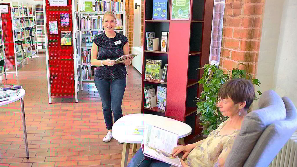 In dem neu gestalteten Sachbuch-Bereich in der Stadtbibliothek Stendal halten sich Leiterin Andrea Fischer (links) und Mitarbeiterin Anja Bösinger nun viel lieber auf.