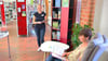 In dem neu gestalteten Sachbuch-Bereich in der Stadtbibliothek Stendal halten sich Leiterin Andrea Fischer (links) und Mitarbeiterin Anja Bösinger nun viel lieber auf.