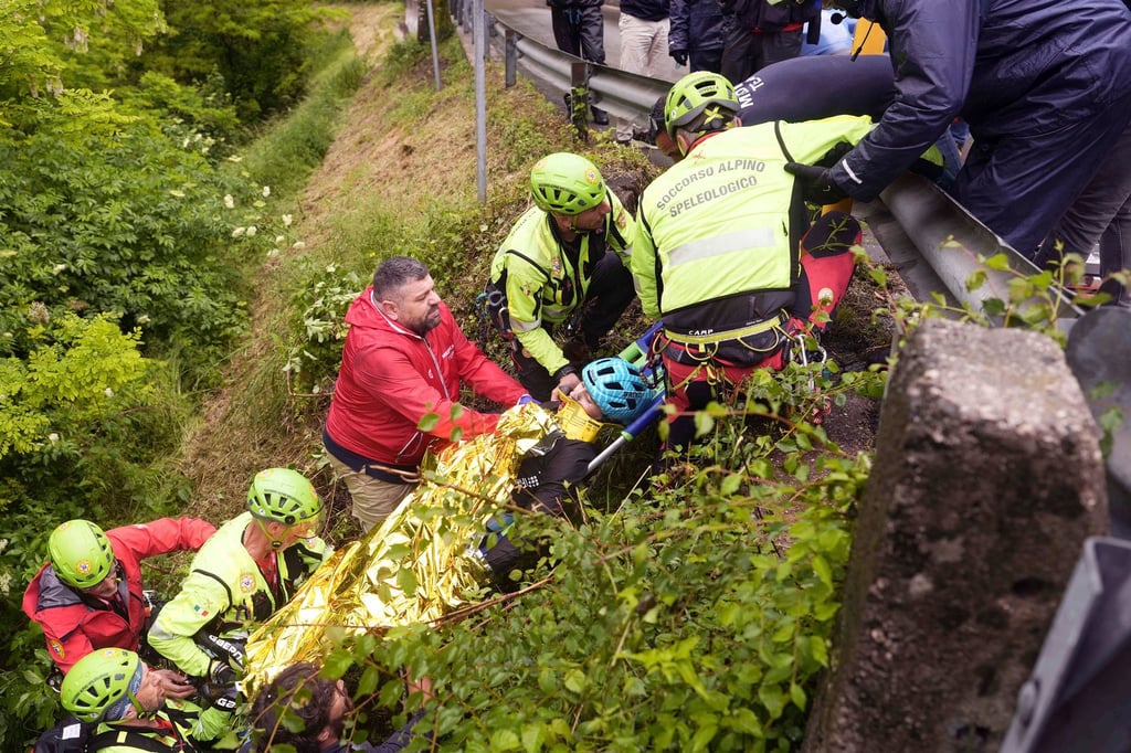 Der Italiener Alessio Martinelli wird nach seinem Sturz von Rettungskräften behandelt.