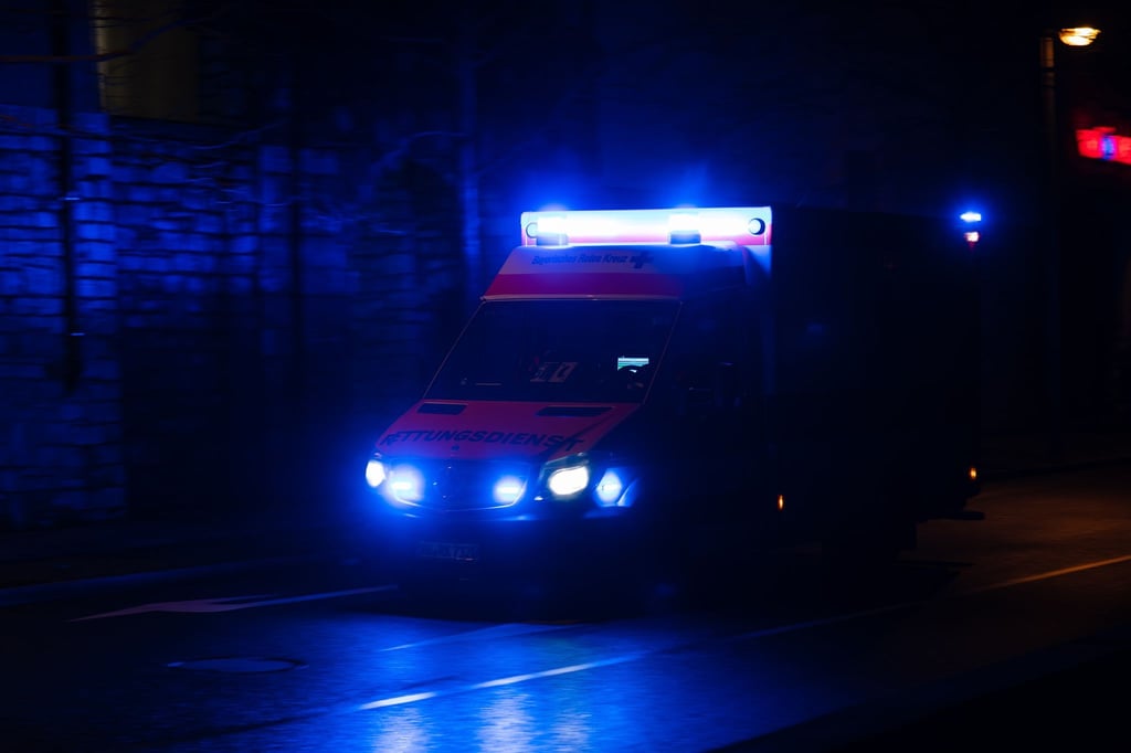 Beide Fahrer kamen zur stationären Behandlung ins Krankenhaus. (Symbolbild)
