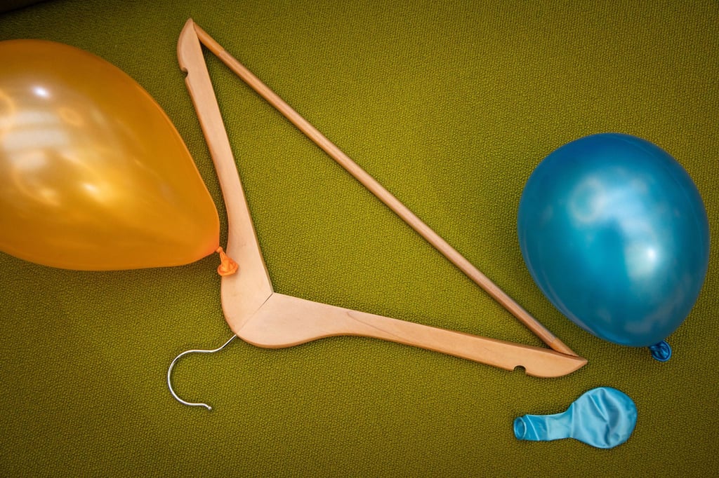 Knifflige Angelegenheit: Beim Verknoten von Luftballons ist Feinmotorik gefragt. Mit einem Hilfsmittel soll es einfacher gehen.