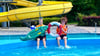 Das Waldhofbad in Wernigerode startet in die neue Badesaison. Die Azubis Arne Jörs (links) und Dustin Lorenz haben schon einmal die Wassertemperatur ausgiebig getestet.