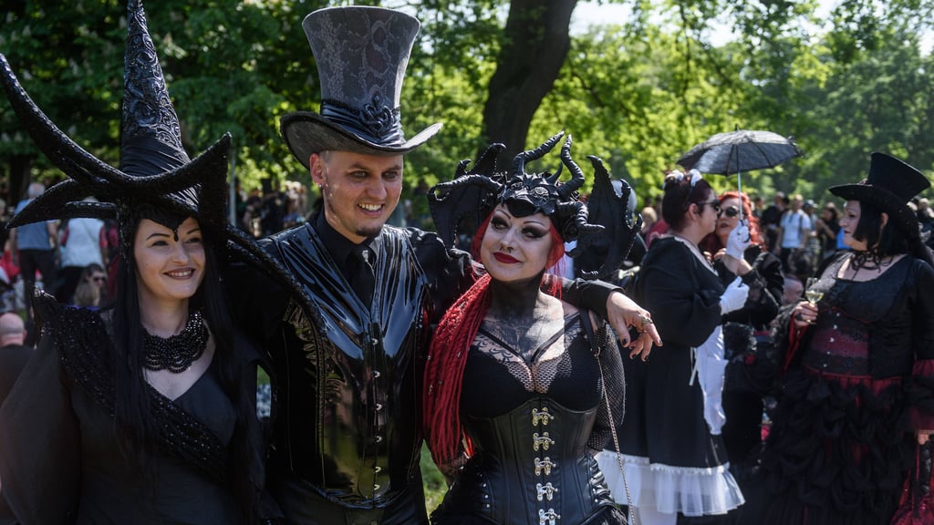 Beim Wave-Gothic-Treffen in Leipzig legen die Besucher sehr viel Wert auf ihre Kleidung.