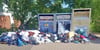 Der Altkleidercontainer am Rewe-Markt Schwarzer Weg ist nicht nur überfüllt, sondern auch beschädigt. 